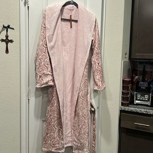 NWT. Ladies luxury robe by Catherine Zeta Jones. Pink Rose/Solid Pink.Size Small